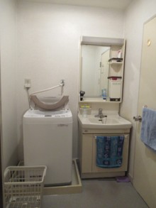 ふわっとやわらかな踏み心地の床は浴室一歩目から安心感　中野区S様邸